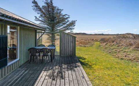 Tianna - 500M from the Sea: Toit, Domicile, Porte, Chalet, Ombre, Siding, Cour, Biens, Arrière-Cour