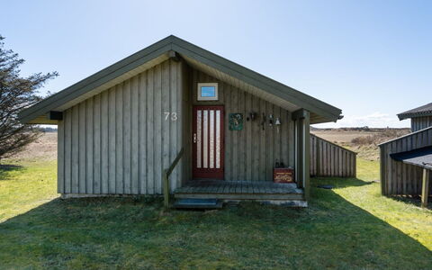 Tianna - 500M from the Sea: Toit, Domicile, Porte, Chalet, Ombre, Siding, Cour, Biens, Arrière-Cour