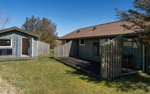 Tianna - 500M from the Sea: Toit, Domicile, Porte, Chalet, Ombre, Siding, Cour, Biens, Arrière-Cour