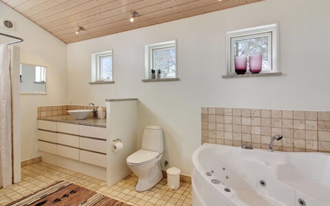 Heraldina - 1Km from the Sea: Sol, Design Intérieur, Sol, Luminaire Plomberie, Mur, Salle De Bains, Plafond, Bois, Plomberie, Pièce