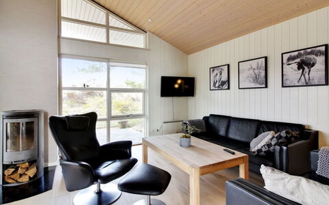 Heraldina - 1Km from the Sea: Design Intérieur, Sol, Bois, Plafond, Salon, Canapé, Sol, Meubles, Pièce, Éclairage