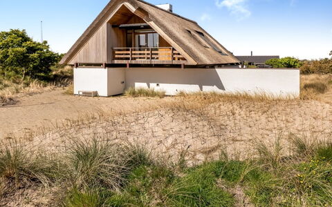Mumme - 700M from the Sea: Maison, Domicile, Toit, Chalet, Biens, Aménagement Paysager, Batiments Jardin, Siding, Ferme