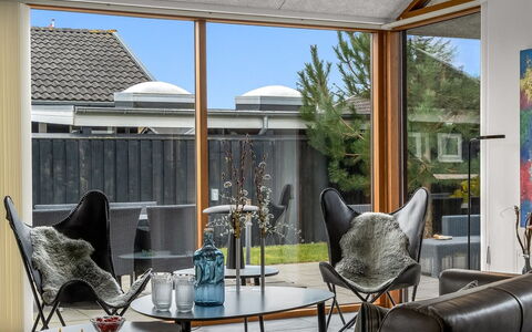 Aaran - 700M from the Sea: Meubles, Bois, Design Intérieur, Chaise, Domicile, Sol, Sol, Pot De Fleur, Salon, Plante D'Appartement