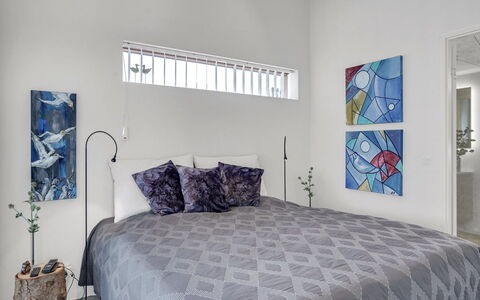 Aaran - 700M from the Sea: Lit, Design Intérieur, Chambre, Literie, Mur, Meubles, Drap De Lit, Plafond, Sol, Linge