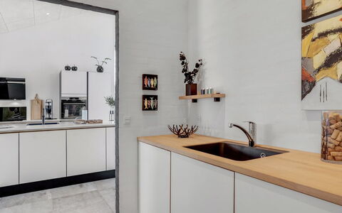 Aaran - 700M from the Sea: Cuisine, Mur, Comptoir, Design Intérieur, Sol, Bois, Meubles, Appareil De Cuisine, Sol, Domicile