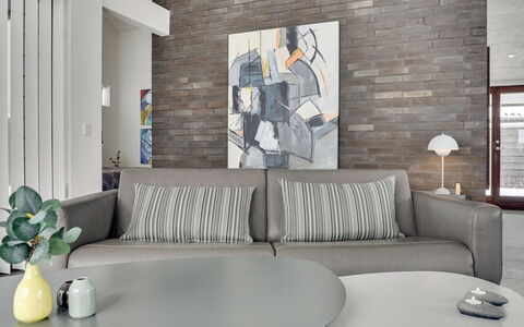 Aaran - 700M from the Sea: Meubles, Design Intérieur, Sol, Mur, Canapé, Sol, Salon, Bois, Table, Domicile