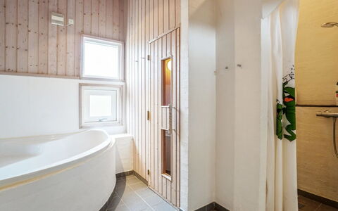 Franzisca - 700M from the Sea: Sol, Bois, Sol, Luminaire Plomberie, Design Intérieur, Plafond, Salle De Bains, Plomberie, Pièce, Composite
