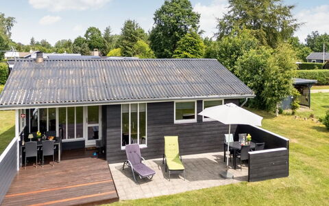 Stygge - 300M from the Sea: Bois, Toit, Maison, Domicile, Chalet, Plate-Forme, Ombre, Siding, Cour, Jardin