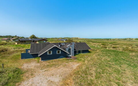 Henri - 500M from the Sea: Domicile, Toit, Maison, Chalet, Biens, Porte, Porche, Siding, Ferme, Ombre