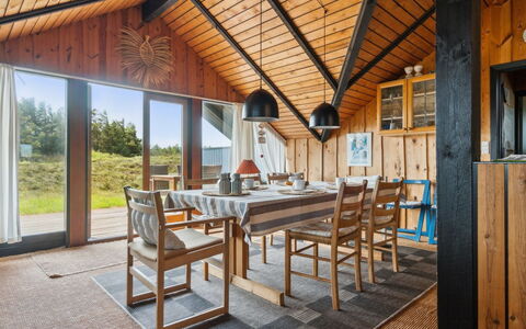 Henri - 500M from the Sea: Domicile, Toit, Maison, Chalet, Biens, Porte, Porche, Siding, Ferme, Ombre