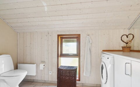 Henri - 500M from the Sea: Domicile, Toit, Maison, Chalet, Biens, Porte, Porche, Siding, Ferme, Ombre