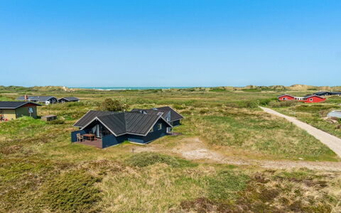 Henri - 500M from the Sea: Domicile, Toit, Maison, Chalet, Biens, Porte, Porche, Siding, Ferme, Ombre