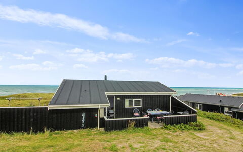 Joske - 50M from the Sea: Maison, Domicile, Porte, Toit, Chalet, Biens, Jardin, Ombre, Siding, Cour