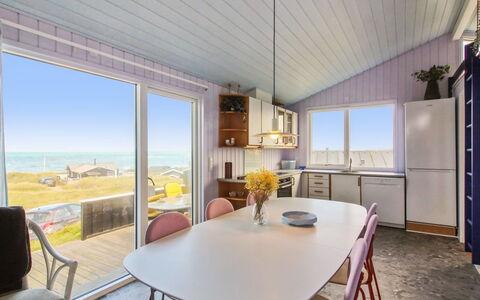 Joske - 50M from the Sea: Maison, Domicile, Porte, Toit, Chalet, Biens, Jardin, Ombre, Siding, Cour