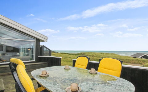 Joske - 50M from the Sea: Maison, Domicile, Porte, Toit, Chalet, Biens, Jardin, Ombre, Siding, Cour