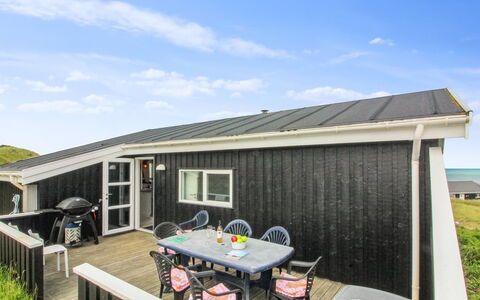 Joske - 50M from the Sea: Maison, Domicile, Porte, Toit, Chalet, Biens, Jardin, Ombre, Siding, Cour