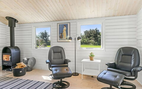 Thorsten - 500M from the Sea: Meubles, Sol, Bois, Design Intérieur, Chaise, Sol, Salon, Parquet, Domicile, Pièce