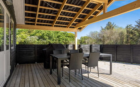 Thorsten - 500M from the Sea: Bois, Porche, Sol, Plafond, Sol, Ombre, Dur, Plate-Forme, Parquet, Tache De Bois