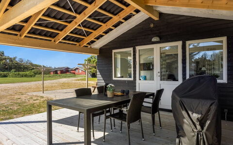 Thorsten - 500M from the Sea: Bois, Porche, Domicile, Toit, Chalet, Siding, Porte, Ombre, Tache De Bois, Dur