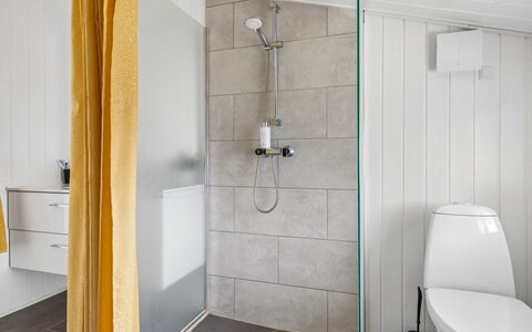 Thorsten - 500M from the Sea: Sol, Luminaire Plomberie, Mur, Sol, Salle De Bains, Design Intérieur, Toilette, Plomberie, Plafond, Tuile