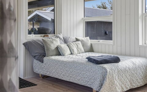 Thorsten - 500M from the Sea: Chambre, Bois, Linge, Drap De Lit, Lit, Literie, Textile, Design Intérieur, Sol, Sol