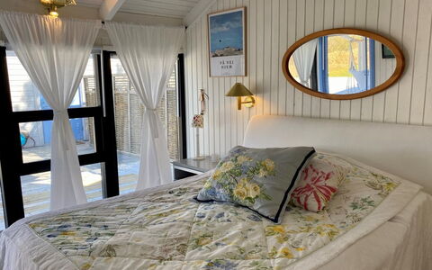 Ilenia - 150M from the Sea: Meubles, Design Intérieur, Sol, Bois, Sol, Plafond, Parquet, Chaise, Table, Éclairage