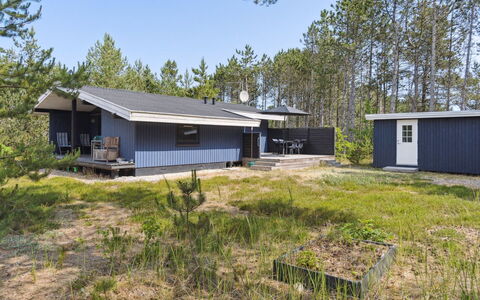 Andy - 600M from the Sea: Architecture, Toit, Domicile, Composite, Daylighting, Siding, Allée