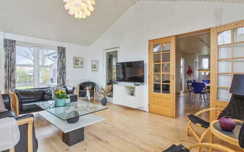Erle - 1.5Km from the Sea: Plafond, Sol, Design Intérieur, Sol, Composite, Meubles, Recours, Hôtel, Conception, Daylighting