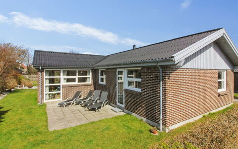 Erle - 1.5Km from the Sea: Herbe, Vert, Maison, Chalet, Prairie, Zone Rurale, Écorégion, Paysage, Lot Terre, Arbuste