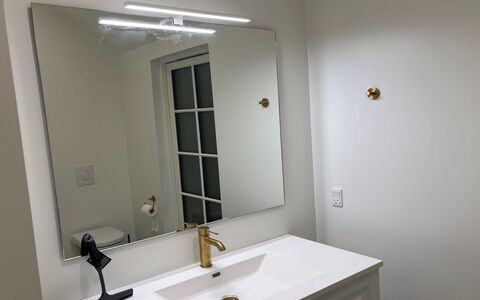 Skrollan - 100M from the Sea: Miroir, Design Intérieur, Éclairage, Luminaire Plomberie, Lavabo, Luminaire, Plafond, Plomberie, Robinet, Salle De Bains
