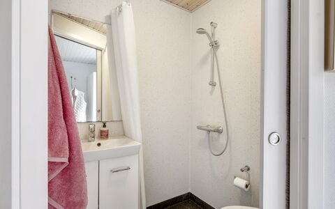 Cordelia - 1Km from the Sea: Mur, Design Intérieur, Sol, Sol, Luminaire Plomberie, Salle De Bains, Pièce, Plafond, Toilette, Plomberie