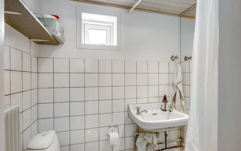 Cordelia - 1Km from the Sea: Mur, Sol, Sol, Luminaire Plomberie, Siège De Toilette, Salle De Bains, Toilette, Design Intérieur, Tuile, Plomberie