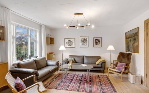 Cordelia - 1Km from the Sea: Meubles, Design Intérieur, Mur, Sol, Canapé, Plafond, Bois, Salon, Sol, Luminaire