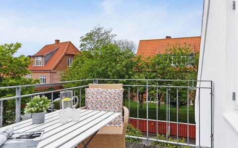 Cordelia - 1Km from the Sea: Meubles, Mobilier De Jardin, Chaise, Tableau De Plein Air, Balcon, Plate-Forme, Porche, Table Cuisine Et Salle A Manger, Balustrade, Appartement