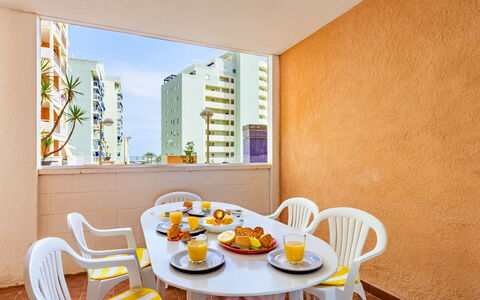 Mar de Oropesa i: Meubles, Bois, Design Intérieur, Architecture, Rayonnage, Chaise, Sol, Immobilier, Faisceau, Dur