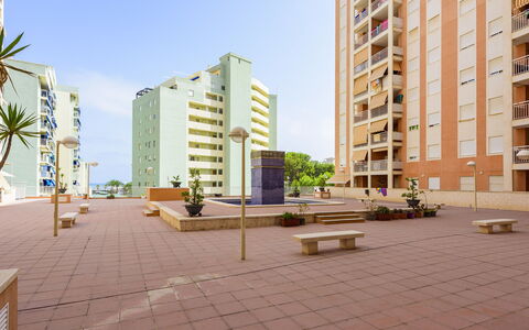 Mar de Oropesa i: Meubles, Bois, Design Intérieur, Architecture, Rayonnage, Chaise, Sol, Immobilier, Faisceau, Dur