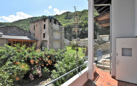La Casa del Nonno: Meubles, Bois, Design Intérieur, Architecture, Rayonnage, Chaise, Sol, Immobilier, Faisceau, Dur