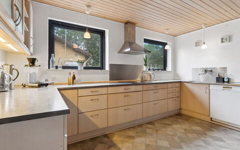 Kolle - 3.2Km from the Sea: Cuisine, Comptoir, Design Intérieur, Sol, Bois, Cabinetry, Plafond, Meubles, Sol, Domicile