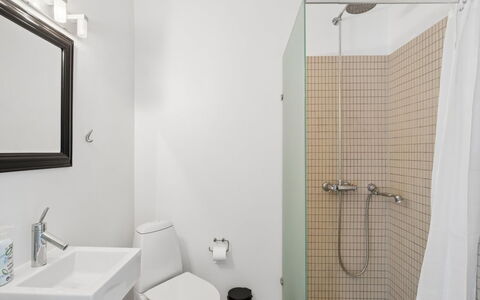 Cornelia - 6Km from the Sea: Salle De Bains, Luminaire Plomberie, Toilette, Siège De Toilette, Sol, Design Intérieur, Mur, Sol, Évier, Plomberie