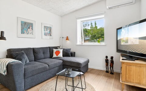 Randulf - 250M from the Sea: Meubles, Canapé, Design Intérieur, Sol, Mur, Sol, Bois, Salon, Plafond, Pièce