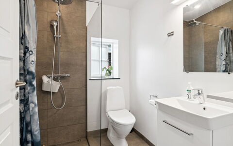 Randulf - 250M from the Sea: Salle De Bains, Siège De Toilette, Sol, Luminaire Plomberie, Sol, Toilette, Design Intérieur, Évier, Armoire De Toilette, Plafond