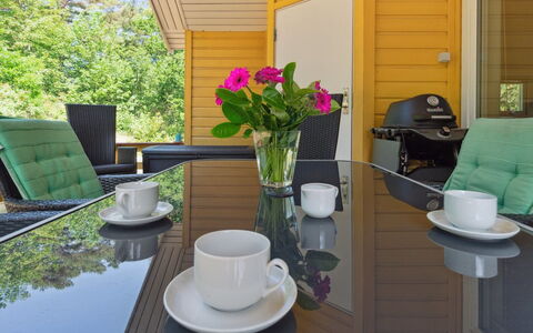 Anly - 250M from the Sea: Toit, Domicile, Porte, Chalet, Ombre, Siding, Cour, Biens, Arrière-Cour