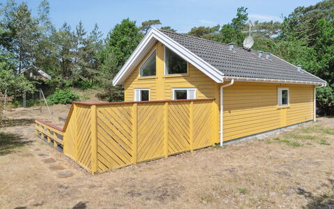 Anly - 250M from the Sea: Toit, Domicile, Porte, Chalet, Ombre, Siding, Cour, Biens, Arrière-Cour