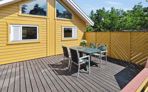 Anly - 250M from the Sea: Toit, Domicile, Porte, Chalet, Ombre, Siding, Cour, Biens, Arrière-Cour