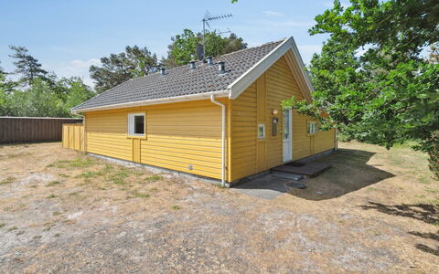 Anly - 250M from the Sea: Toit, Domicile, Porte, Chalet, Ombre, Siding, Cour, Biens, Arrière-Cour
