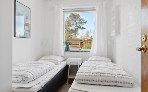 Frederikka - 75M from the Sea: Chambre, Literie, Lit, Drap De Lit, Cadre De Lit, Oreiller, Matelas, Throw Pillow