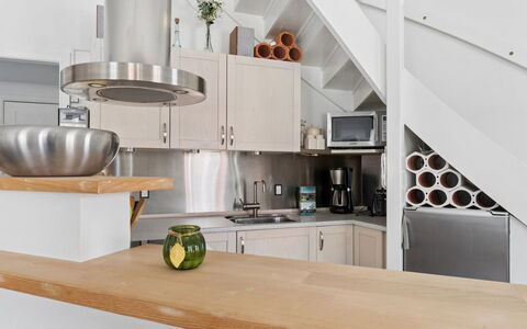 Dagne - 400M from the Sea: Design Intérieur, Sol, Bois, Cuisine, Meubles, Sol, Plafond, Éclairage, Appareil De Cuisine, Comptoir