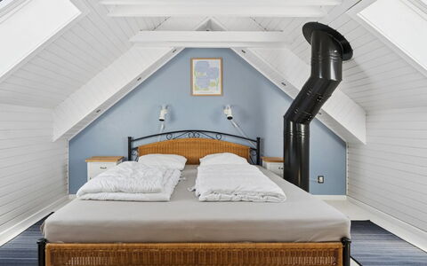 Dagne - 400M from the Sea: Chambre, Bois, Lit, Design Intérieur, Plafond, Meubles, Sol, Sol, Literie, Éclairage