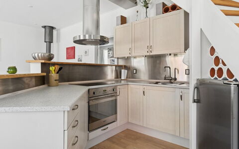 Dagne - 400M from the Sea: Cuisine, Comptoir, Appareil De Cuisine, Sol, Cabinetry, Design Intérieur, Meubles, Principaux Appliance, Bois, Sol