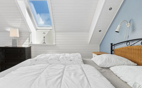 Dagne - 400M from the Sea: Chambre, Bois, Lit, Plafond, Design Intérieur, Meubles, Linge, Literie, Drap De Lit, Sol